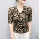 ເສື້ອຍືດຄໍ V-neck leopard ຄົນອັບເດດ: ພິມກາງແຂນລຸ່ມສໍາລັບແມ່ຍິງ 2025 summer ໃຫມ່ slim ແລະ versatile ຕາຫນ່າງເທິງແລະເສື້ອຂະຫນາດນ້ອຍ stylish