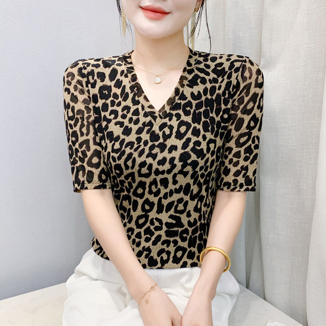 ເສື້ອຍືດຄໍ V-neck leopard ຄົນອັບເດດ: ພິມກາງແຂນລຸ່ມສໍາລັບແມ່ຍິງ 2025 summer ໃຫມ່ slim ແລະ versatile ຕາຫນ່າງເທິງແລະເສື້ອຂະຫນາດນ້ອຍ stylish