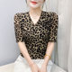 ເສື້ອຍືດຄໍ V-neck leopard ຄົນອັບເດດ: ພິມກາງແຂນລຸ່ມສໍາລັບແມ່ຍິງ 2025 summer ໃຫມ່ slim ແລະ versatile ຕາຫນ່າງເທິງແລະເສື້ອຂະຫນາດນ້ອຍ stylish