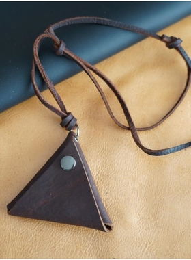 仿牛皮三角包~日系文艺复古挂脖零钱包项链 百搭挂坠饰品配饰毛