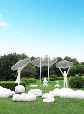 户外铁艺抽象人物雕塑图书馆不锈钢镂空云朵摆件广场公园景区装饰