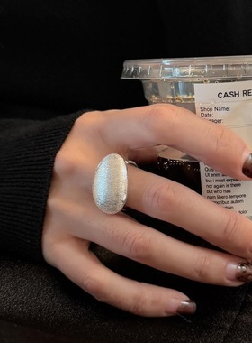 甜酷风超大颗戒指~大卧蚕戒指