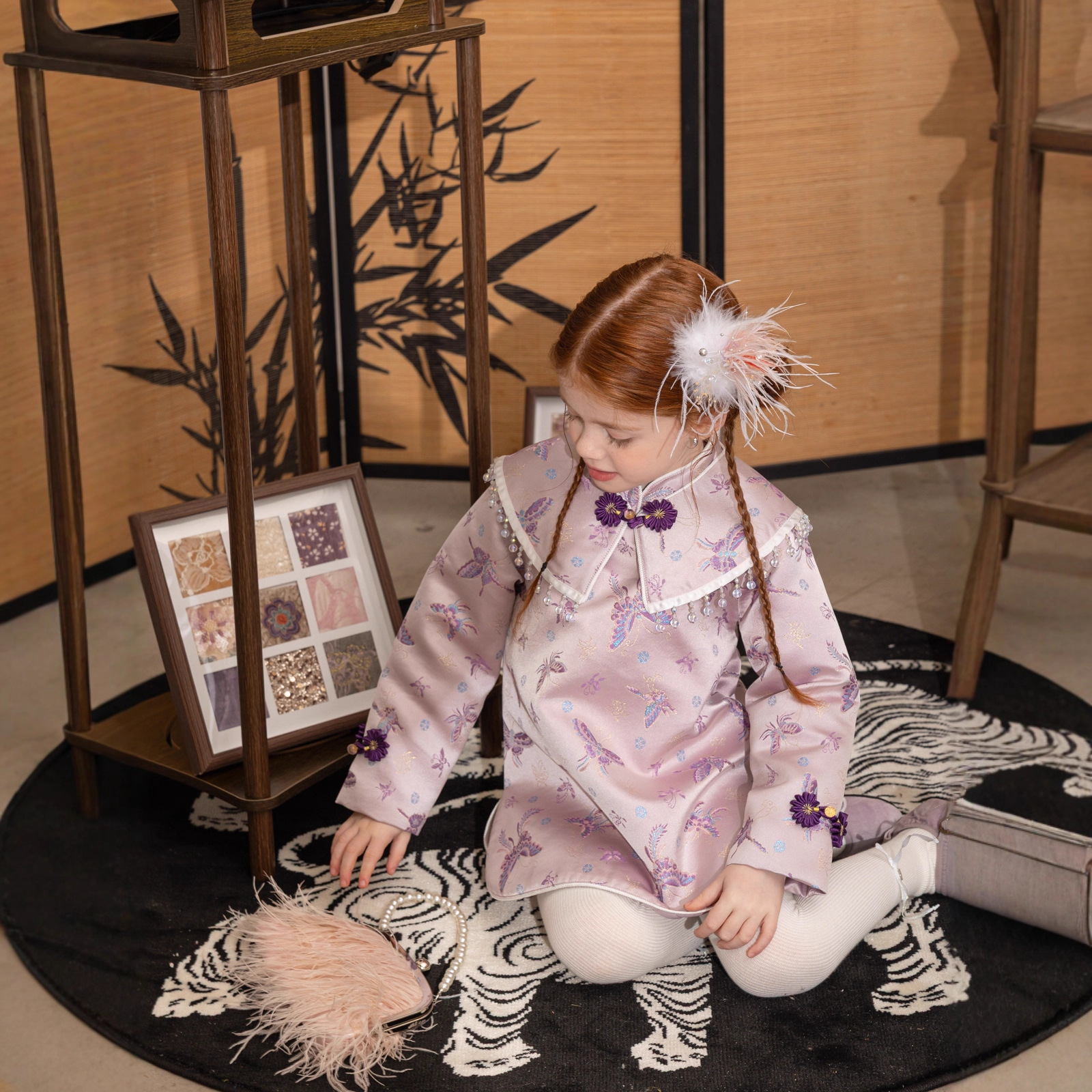 女童25冬季新欢蝴蝶刺绣披肩领盘扣中国风紫色加绒长袖旗袍年款 - 图2