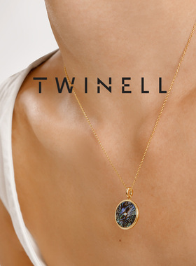 Twinell炫彩蝴蝶圆形牌项链女