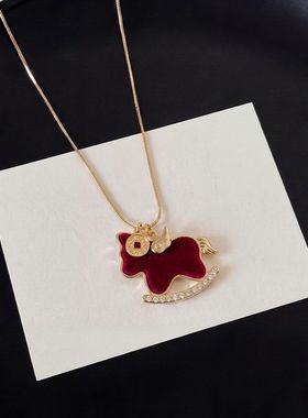 新年红色小马吊坠项链女设计感高级感长款毛衣链百搭本命年配饰潮