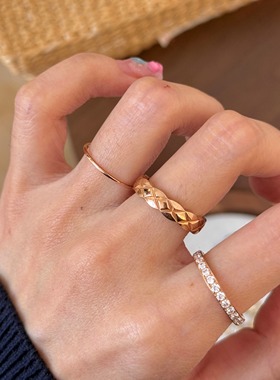 钛钢不掉色玫瑰金戒指女菱格纹理满钻轻奢百搭高级感指环食指戒