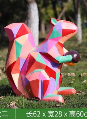 玻璃钢创意彩绘松鼠幼儿游乐园几何色块动物雕塑商场小区户外摆件