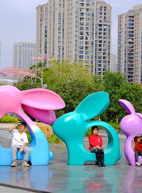 卡通兔子座椅新春大型雕塑户外小区公园步行街房地产打卡玻璃钢摆