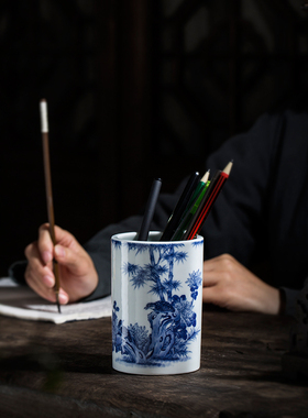 钟家窑景德镇陶瓷手绘青花笔筒