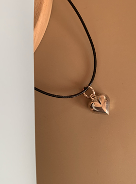 JUNHE设计明星同款925银桃心心形吊坠黑皮锁骨链项链饰品甜酷风