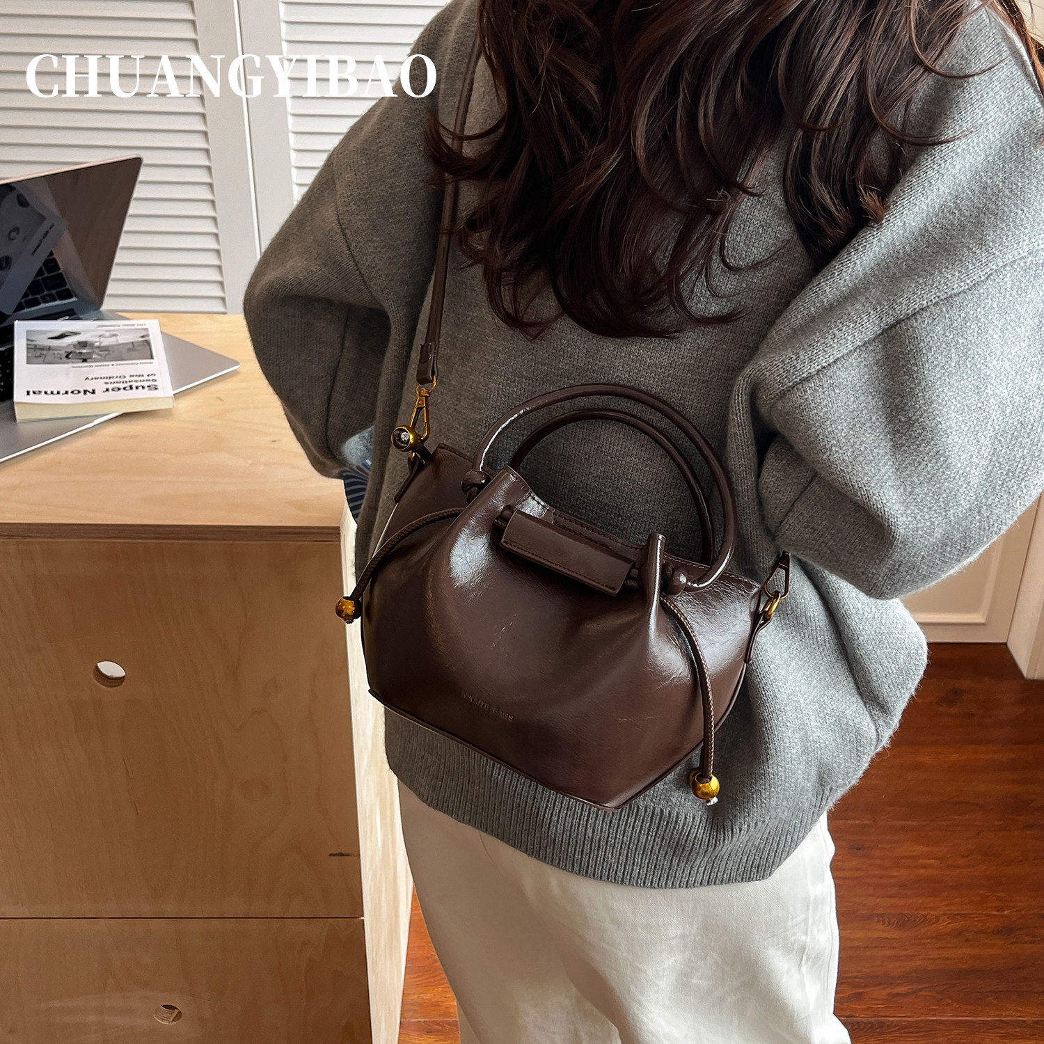 咖色超火手提水桶包包女2025新款秋冬轻奢小众高级感通勤斜挎小包,淘宝优惠券,粉丝福利购,淘宝优惠卷