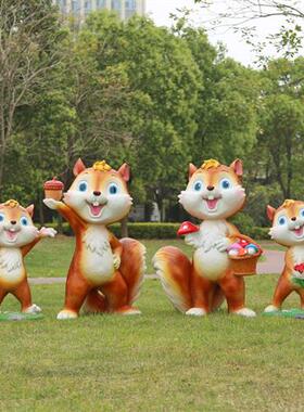 户外玻璃钢松鼠雕塑幼儿园卡通动物摆件小区园林景观草坪落地装饰