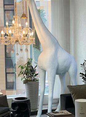 长颈鹿落地灯创意玻璃纤维现代简单易懂豪华高端装饰大型流行雕塑