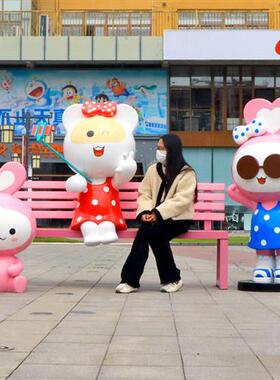 户外卡通波士熊和笨笨鼠雕塑玻璃钢商场网红打卡拍照大型装饰摆件