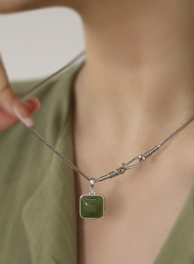 925银方形和田玉吊坠项链女轻奢高级感链子配饰时尚百搭女锁骨链