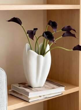 白色花瓣造型陶瓷花瓶家居摆件