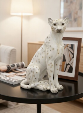 白色陶瓷豹子摆件招财客厅桌面