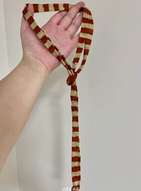超独特!复古红色条纹丝巾项链长条窄版颈部配饰小众设计感颈链女