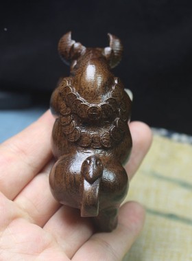 沉香木斗牛牛气冲天文玩木雕工艺品 皮黑实木摆件定制