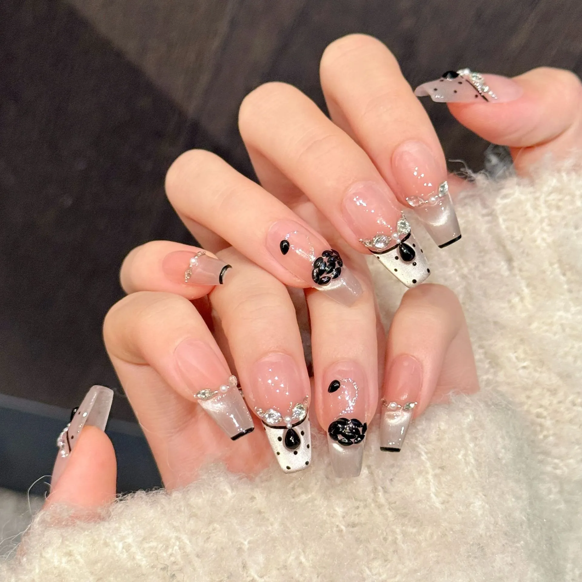 艺禾原创【暗香永存】墨钻甜莓穿戴甲粉透黑钻链条细狗尖美甲贴片,淘宝优惠券,粉丝福利购,淘宝优惠卷