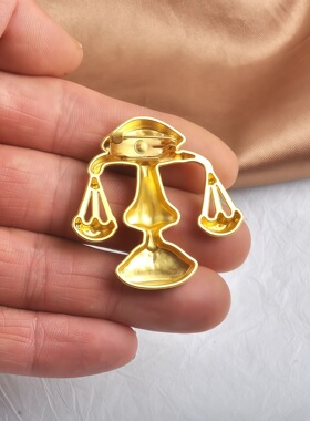 小众高级感天秤胸针 哑光金合金正义天平徽章 服装包包百搭装饰
