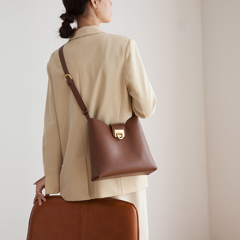 宽带2020新款潮复古百搭小众水桶包 宝丽妮女士包袋