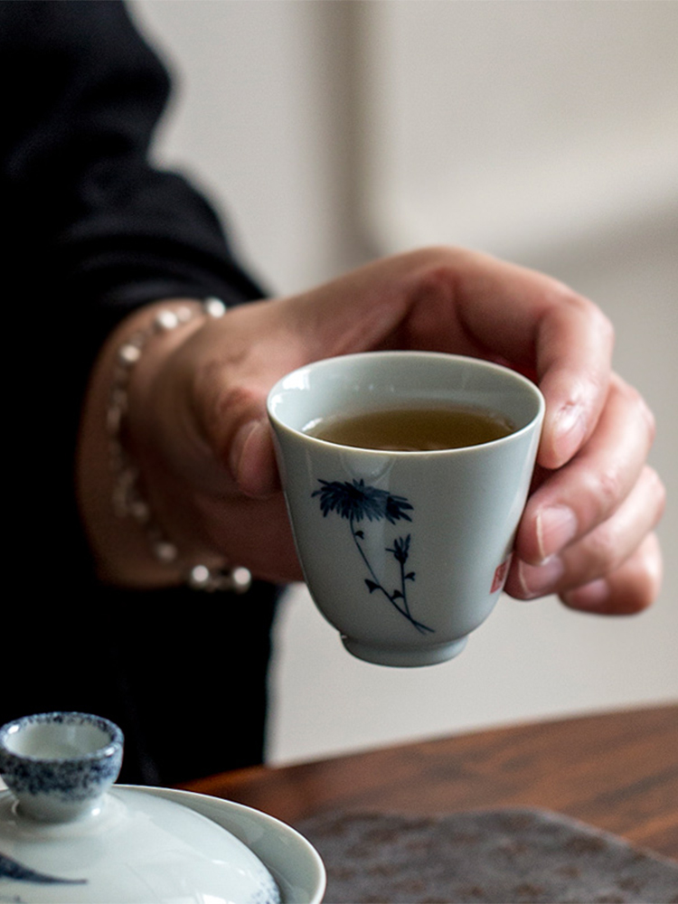 陶怡手绘青花品茗杯陶瓷茶杯闻香杯中式功夫茶具铃铛单杯主人杯-图1