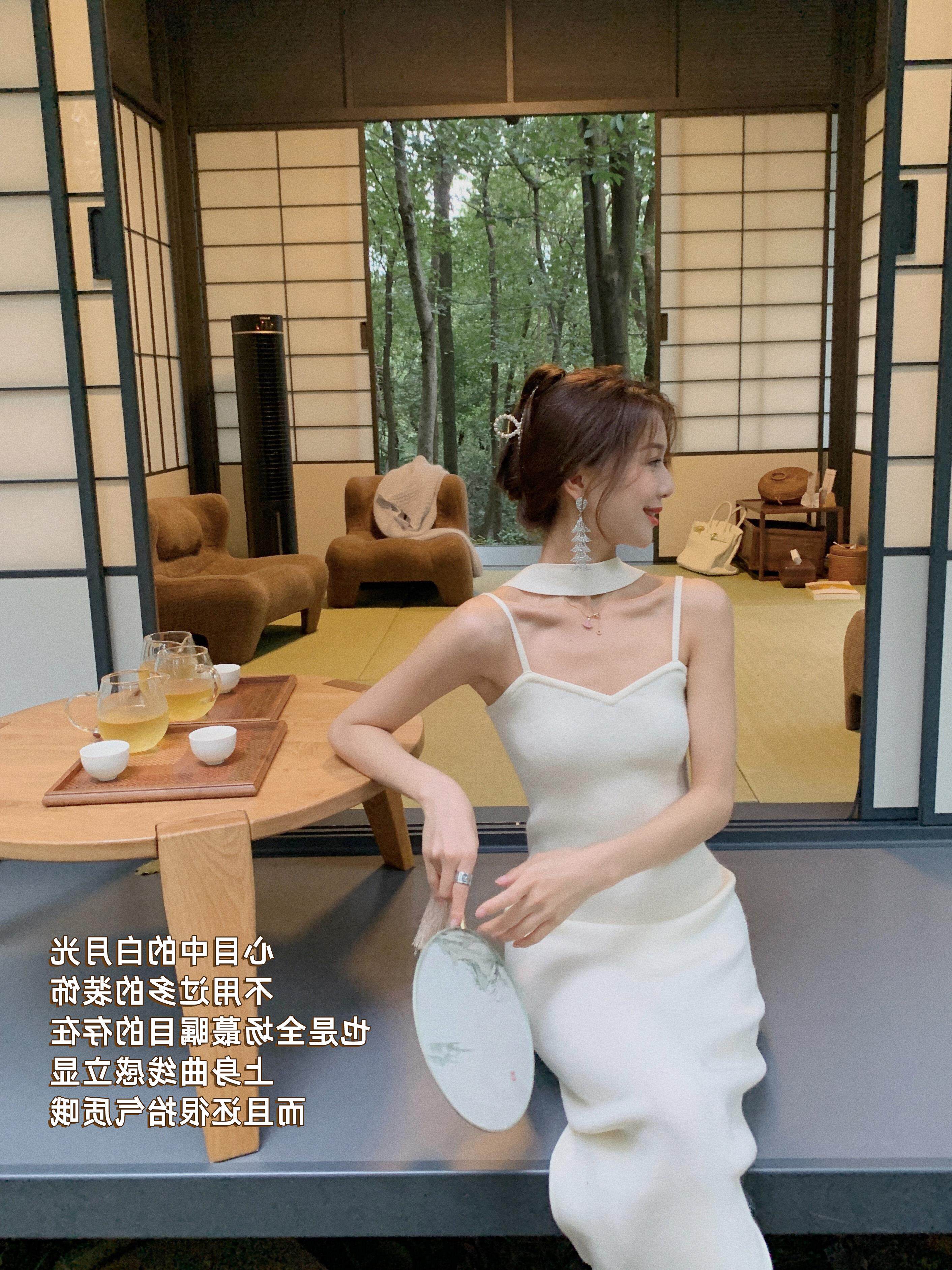 吊带挂脖裙子女法式气质白色长裙秋冬2025年新款连衣裙针织打底裙