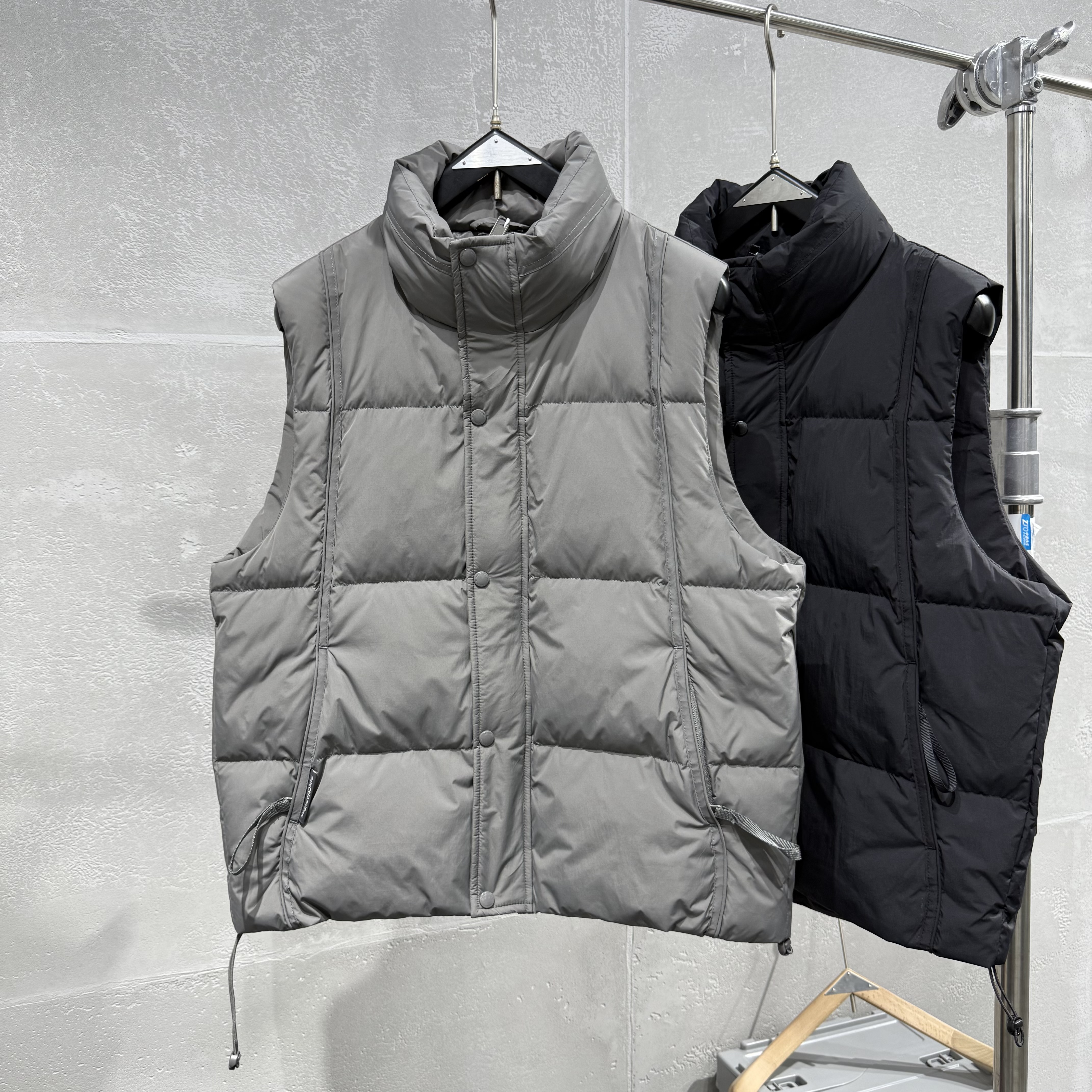 2025秋冬新款男士羽绒马甲立领上衣休闲青年保暖简约坎肩背心上衣 - 图1