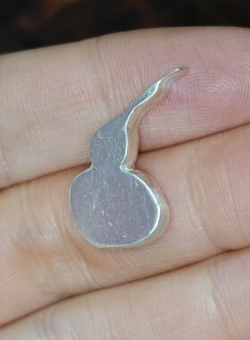 999 足银福禄精致小吊坠侧打孔长25.3mm宽 13.5mm 厚 2.6mm 左右