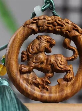 绿檀木雕老虎吊坠男女红木生肖虎项链木质上山虎牌镂空虎挂件