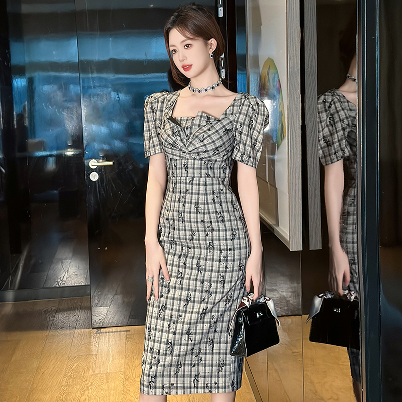小个子连衣裙女夏季2024新款法式简单大方显瘦方领修身格子包臀裙