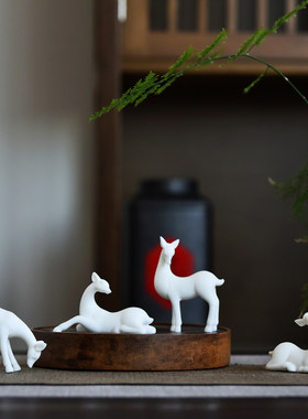 引进财富和宝鹿装饰家居客厅，创意陶瓷动物工艺品，桌面小饰品，