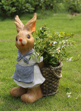 室外草地花园林可爱风门窗雕塑