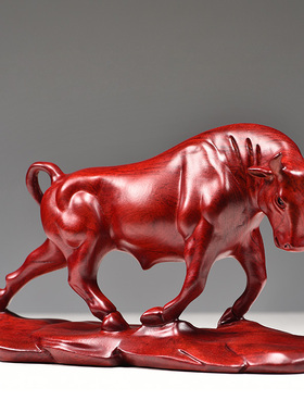 红色木质牛摆件木雕牛生肖牛华尔街牛家居客厅办公装饰送礼工艺品