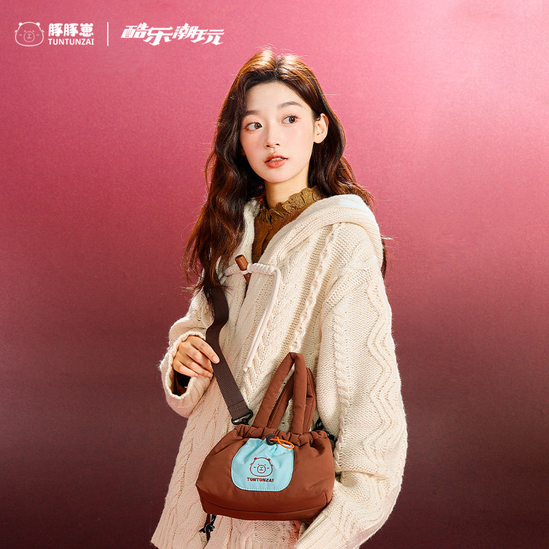 酷乐潮玩豚豚崽巧克力工坊毛绒双肩包卡皮巴拉痛包可爱水豚单肩包,淘宝优惠券,粉丝福利购,淘宝优惠卷