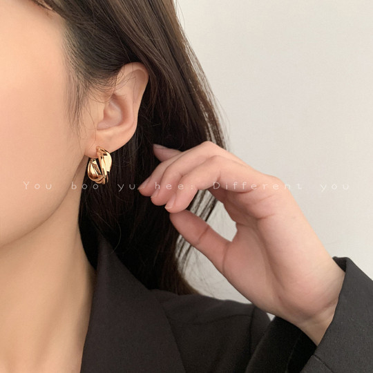 Retro golden Hong Kong style earrings 2025 new hot style