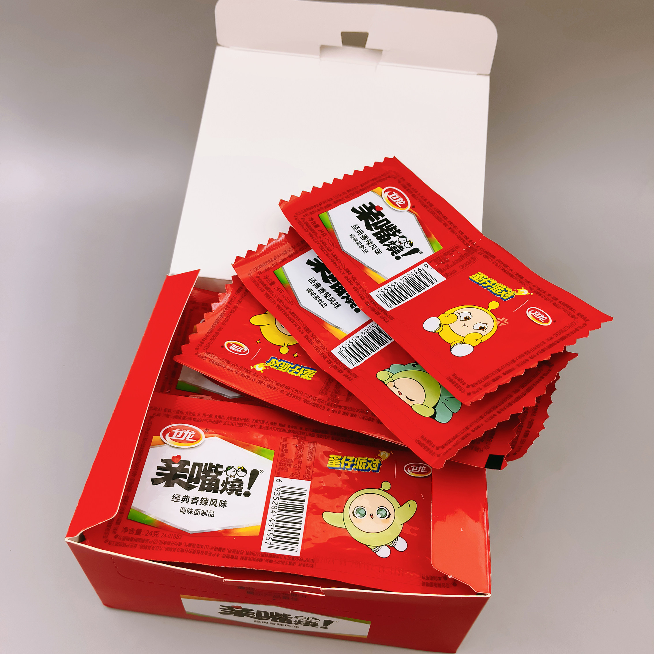 蛋仔派对兑换码卫龙亲嘴烧盒装辣条蛋仔派对兑换码辣条小零食面筋辣片休闲零食