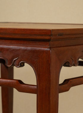 清代黄花梨束腰三弯腿卷草纹拦水线方桌海南黄黄花梨八仙桌文房桌