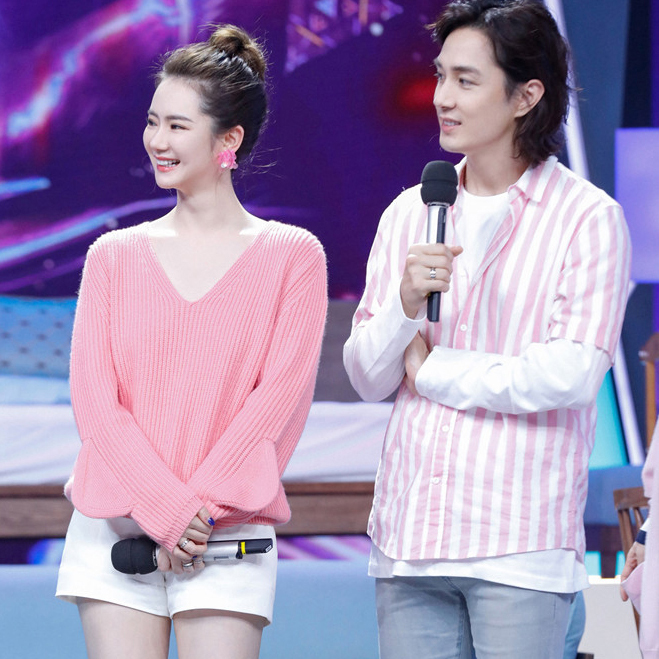 木兰YAOZONKU姚宗谷 秋冬新品戚薇同款简约V领粗针织毛衣/短裤 - 图2