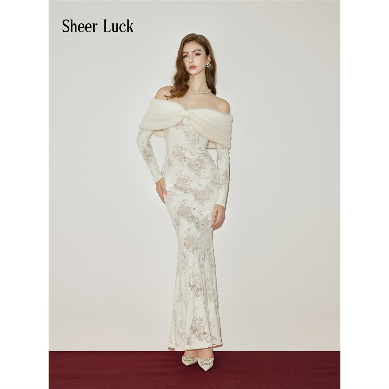 【折】Sheer Luck Cynthia 一字肩毛领长袖修身蕾丝连衣裙精致