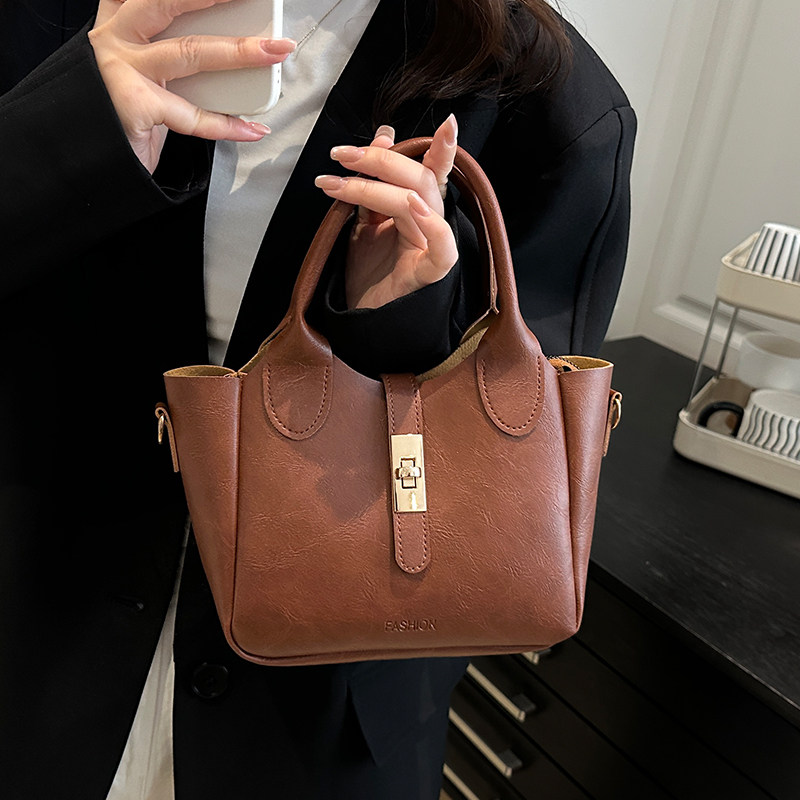 2025秋冬季新款时尚黑色单肩水桶包女大容量百搭手提斜挎包通勤包,淘宝优惠券,粉丝福利购,淘宝优惠卷