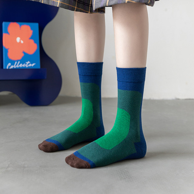 ສີສີຟ້າ ແລະສີຂຽວ gradient socks mid-calf socks fashion Korean and Japanese