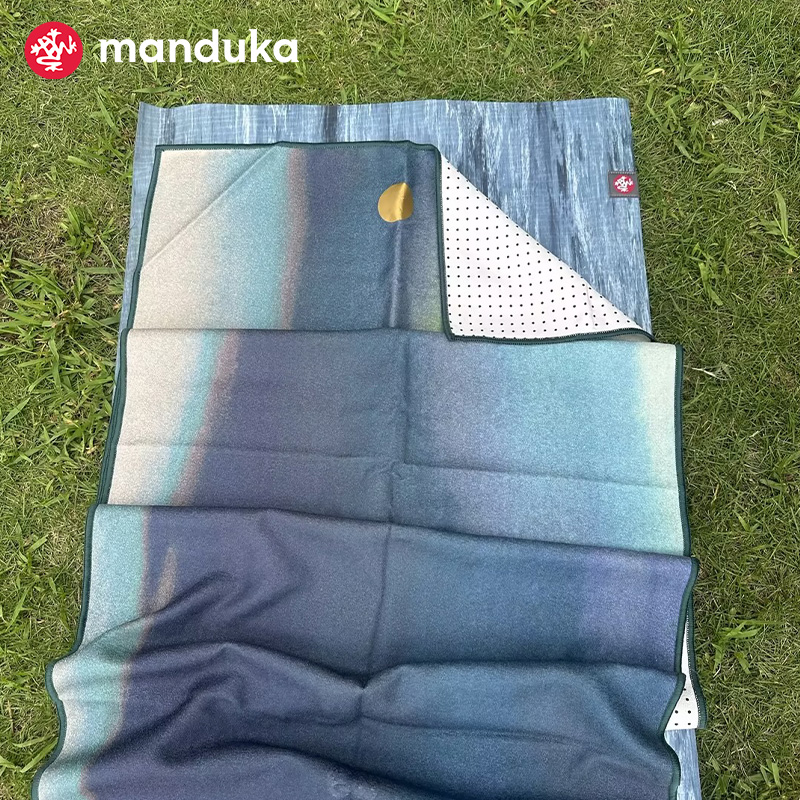 【惠】Manduka Yogitoes瑜伽铺巾防滑吸汗隔脏可折叠便携瑜伽垫布-图1