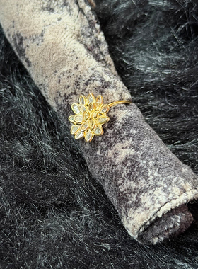 VIC & MAX  18K镀金银镶钻石(未切磨)花朵型戒指 银泰百货