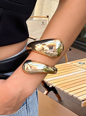 欧美跨境时尚ins金属质感水滴抱抱手镯女 夸张设计感弹簧开口手环