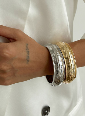 欧美跨境敲打纹光面圆环开口手镯 时尚ins金属弹簧扣手环Bracelet