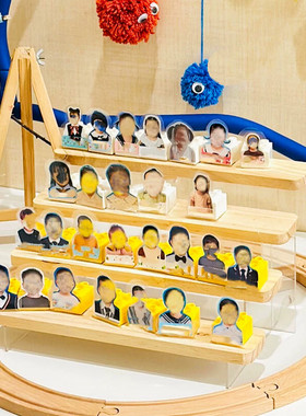幼儿园环创美工区作品展示架子亚克力实木桌面阶梯中班晨起签到台