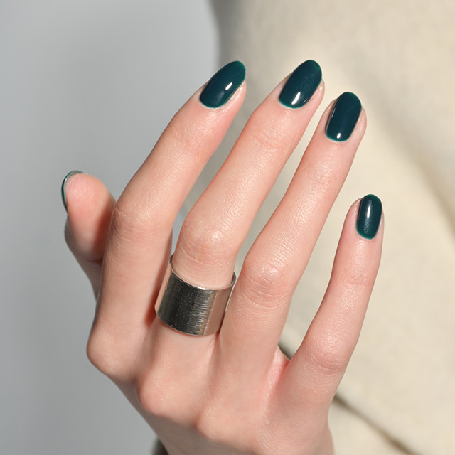 UNNA solid color emerald green nail polish with dark temperament