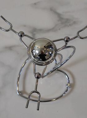 313手拉手旋转小铁人摆件 创意桌面趣味手动小玩意玩转金属工艺品